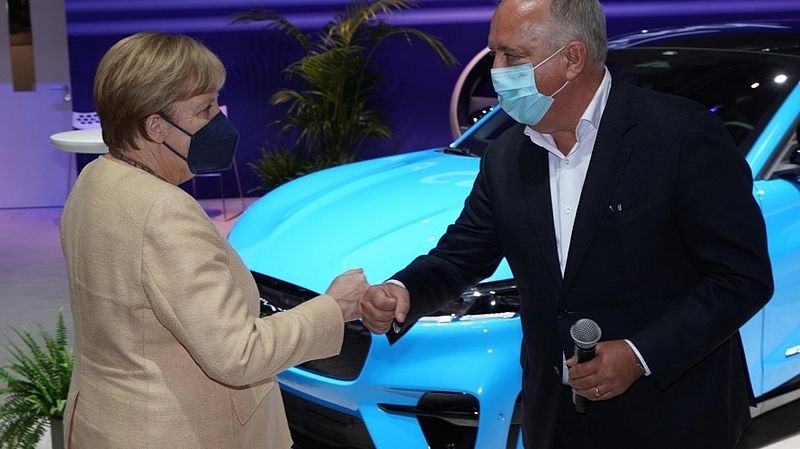 IAA Mobility: Angela Merkel besucht den Ford-Stand
